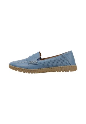Mocassin bleu clair en cuir avec côtés et dessus perforés, détails cousus, et semelle en caoutchouc texturée marron clair.