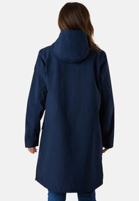 Cappotto lungo impermeabile navy con cappuccio, caratterizzato da un design dritto e fessure laterali. Texture liscia e stile minimalista, adatto per l'abbigliamento outdoor.