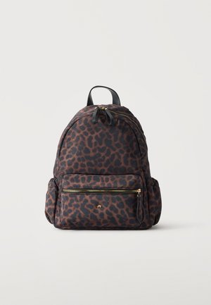 Sac à dos avec imprimé léopard marron et noir, avec une poche zippée devant, des poches latérales et une poignée noire sur le dessus.