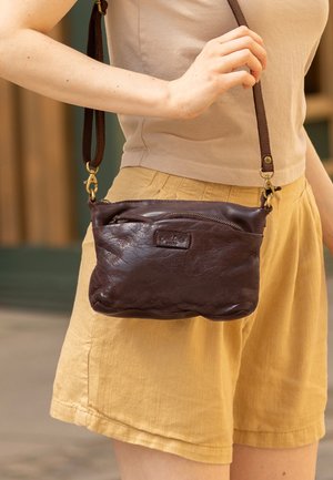 Braune Leder-Crossbody-Tasche mit strukturiertem Oberflächen, Reißverschlussfach und abnehmbarem Schultergurt. Verfügt über ein kleines Logo auf der Vorderseite.