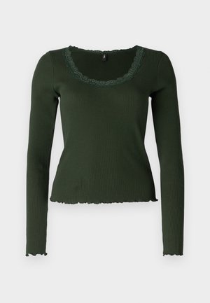 Langsleeve, olijfgroene geribbelde top met een gegolfde halslijn en zoom. Heeft kantdetails rond de halslijn voor extra textuur.