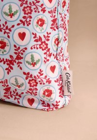 Mintás táska világoskék háttérrel, rajta piros virágok, magyal és szívek. Tartós anyagból készült, látható márkajelzéssel.