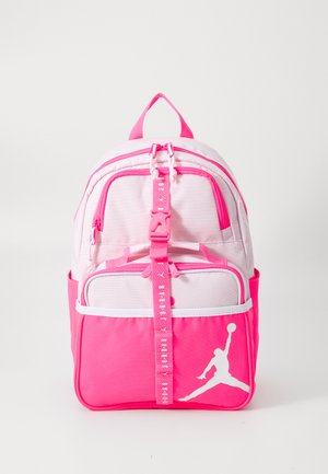 Mochila con una combinación de colores rosa y rosa claro, material de nylon suave, bolsillos con cremallera y un logo de Jordan en blanco.