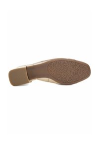Suela de zapato de cuero beige con una suela de goma marrón texturizada que presenta un patrón ondulado. Tacón reforzado y bordes lisos.
