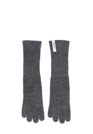 Paar lange, dunkelgraue gestrickte Handschuhe mit einzelnen Fingern und einem weißen Markenschild mit der Aufschrift "COMMA."