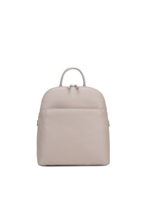 Zaino in pelle beige con manico superiore, tasca frontale con zip e chiusura con doppia zip argentata su sfondo bianco semplice.