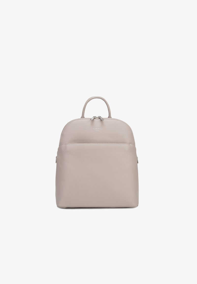 Sac à dos en cuir beige avec une poignée supérieure, une poche zippée à l'avant et une fermeture double zip argentée sur fond blanc uni.