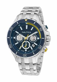 Chronografické hodinky Nautica s námořnickým modrým ciferníkem, stříbrným nerezovým náramkem, velkými číslicovými značkami a žlutými akcenty. Voděodolné až do hloubky 100 m.