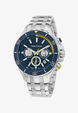 Zegarek chronograf Nautica z granatową tarczą, srebrną bransoletą ze stali nierdzewnej, dużymi znacznikami numerycznymi i żółtymi akcentami. Wodoodporny do 100 m.