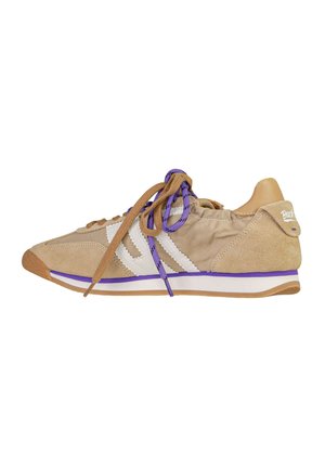 Sneaker beige e marrone chiaro con strisce bianche e viola, lacci viola e marroni e suola in gomma con una striscia viola.
