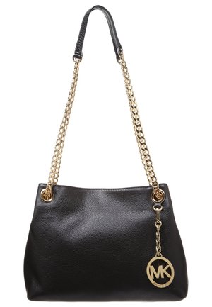 Sac à main en cuir noir avec des anses à chaîne dorée et un logo circulaire MK doré en pendentif accroché sur le côté droit.