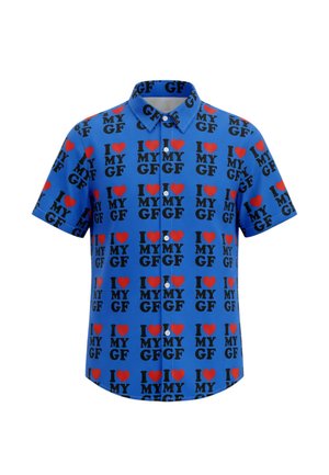 Niebieska koszula z krótkim rękawem na guziki z powtarzającym się czarnym napisem „I love my GF” oraz czerwonymi ikonami serc na całym materiale.