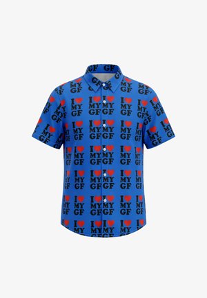 Chemise bleue à manches courtes boutonnée avec le texte noir répété « I love my GF » et des icônes de cœurs rouges sur le tissu.