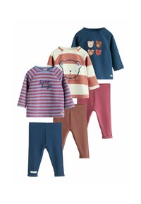 Tre set med långärmade tröjor för småbarn och matchande leggings med björnmotiv och ränder i blått, kräm, rosa och bruna nyanser.