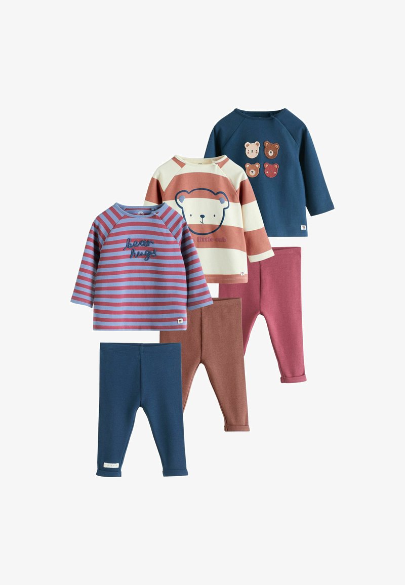 Drei Sets langärmelige Kinderoberteile und Leggings. Die Oberteile zeigen Bärendesigns und Streifen in Blau-, Pink-, Creme- und Brauntönen.