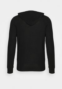 Felpa nera con maniche lunghe e cappuccio regolabile. Il materiale appare liscio, con un design semplice senza motivi o dettagli.