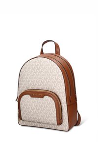 Sac à dos en toile blanche avec garniture en cuir beige, motif du logo "MK" entrelacé, forme arrondie, double fermeture éclair et poche avant avec un accent doré.