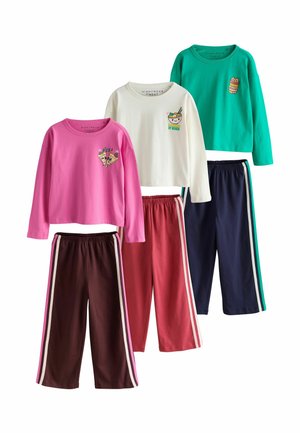 Drei Sets aus langärmeligen Oberteilen und passenden Hosen mit essensbezogenen Aufnähern: pinke Pizza, weiße Ramen-Schüssel und grüner Becher mit Katzendesign.