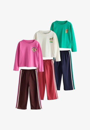 Drei Sets aus langärmeligen Oberteilen und passenden Hosen mit essensbezogenen Aufnähern: pinke Pizza, weiße Ramen-Schüssel und grüner Becher mit Katzendesign.