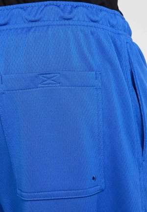 Shorts sportivi blu realizzati in tessuto rete. Presentano una tasca posteriore con dettagli cuciti e una vita elastica per il massimo comfort.