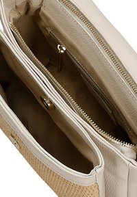 Borsa a mano in pelle beige con fondo intrecciato testurizzato, dotata di più scomparti, cerniere in tono oro e una fodera interna liscia.