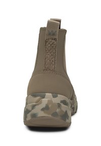 Stivale alla caviglia grigio-marrone con una fascia in tessuto testurizzato, linguetta posteriore e suola con motivo camouflage. Presenta una forma sleek e arrotondata.