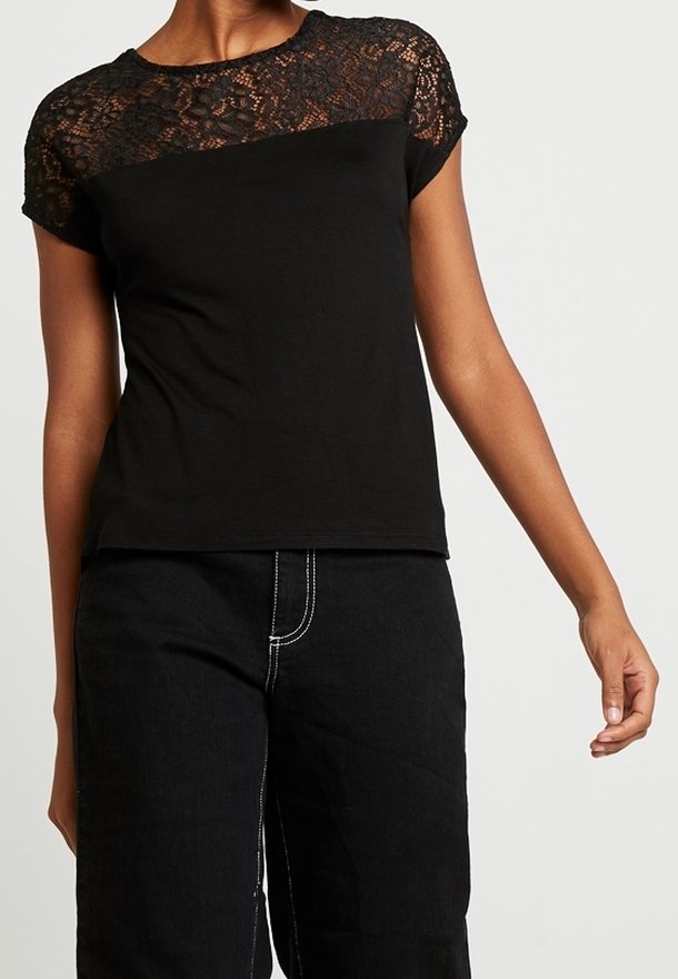 T-shirt noir avec manches en dentelle, col rond et manches courtes. Présente un corps ajusté avec une texture douce et des détails de couture subtils.