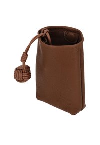 Pungă de piele maro texturată, cu închidere cu șnur care se termină într-o mărgea de piele noduroasă, deschisă și poziționată pe un fundal alb.