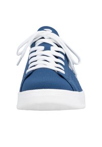 Baskets bleues à lacets blancs et semelle épaisse blanche, vues de face sur un fond blanc.