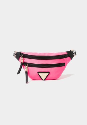 Riñonera rosa brillante con dos compartimentos negros con cremallera, tiradores de cremallera negros y una placa de logo triangular dorada en el frente.