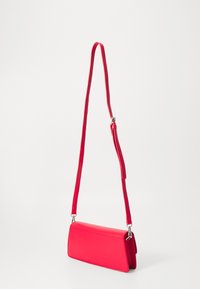 Rode leren schoudertas met een rechthoekige vorm, slank ontwerp, verstelbare strap en metalen afwerkingen. Gladde textuur, minimale details.