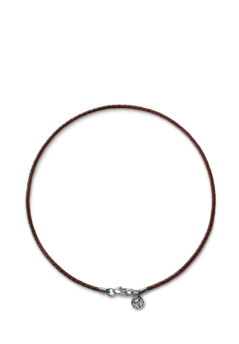 Brun flätad läderhalsband med silverlås och en liten cirkulär berlock med ett mönstrat design.