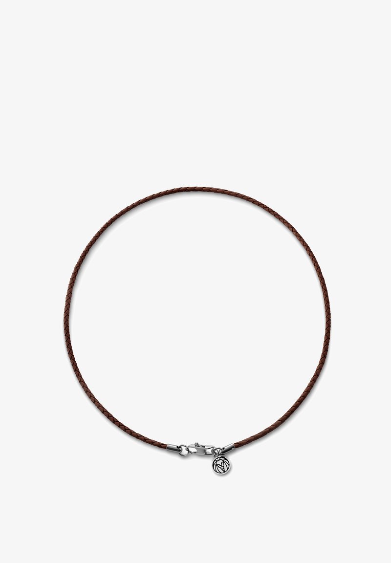 Brun flätad läderhalsband med silverlås och en liten cirkulär berlock med ett mönstrat design.