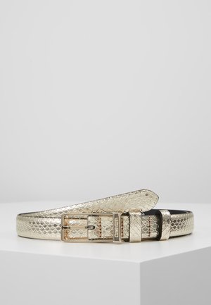 Pasek w złotym kolorze o wzorze sztucznej skóry węża z prostokątną metalową klamrą i dwoma dopasowanymi pętlami, wyeksponowany na białym tle.