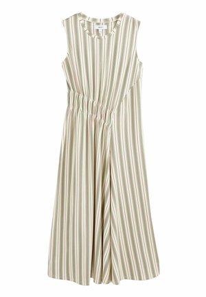 Sukienka midi bez rękawów z pionowymi zielonymi i czerwonymi paskami, o okrągłym dekolcie i marszczonym pasie, wykonana z jasnobeżowej tkaniny.