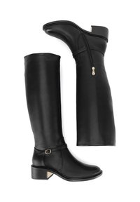 Juodi iki kelių siekiantys batai iš lygaus odos. Yra šoninis užtrauktukas ir metalinė dekoracija ant bloko formos kulno. Struktūruotas dizainas.