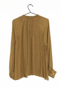 Blusa marrone a maniche lunghe con stampa leopardata texture, con collo arricciato, polsini con bottone e vestibilità rilassata.