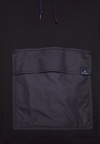 Felpa con cappuccio scuro con una grande tasca frontale in nylon dotata di pattina e una piccola etichetta di tessuto "PS Paul Smith" sul lato destro.