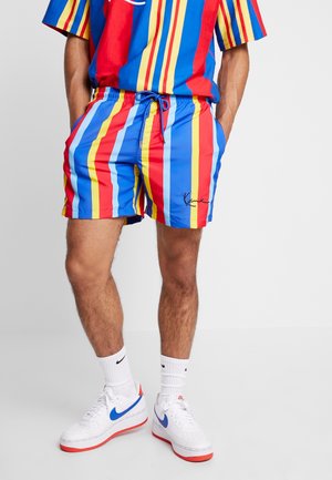 Kolorowe kąpielówki w paski w odcieniach czerwieni, niebieskiego i żółtego; elastyczny pas z sznurkiem; posiada subtelne haftowane logo.