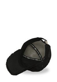 Casquette de camionneur noire avec dos en mesh, fermoir en métal ajustable et branding "Von Dutch California" à l'intérieur de la couronne.