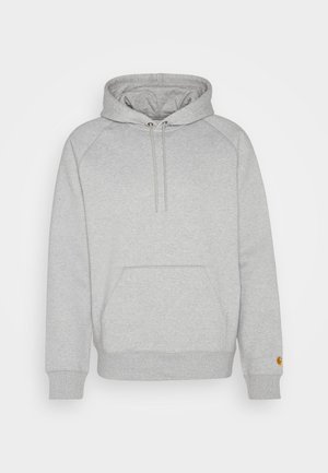 Hanorac gri cu glugă, prevăzut cu o pocket de tip cangur, manșete și tiv ribbate, având un patch cu logo pe mâneca stânga. Textură de țesătură moale.