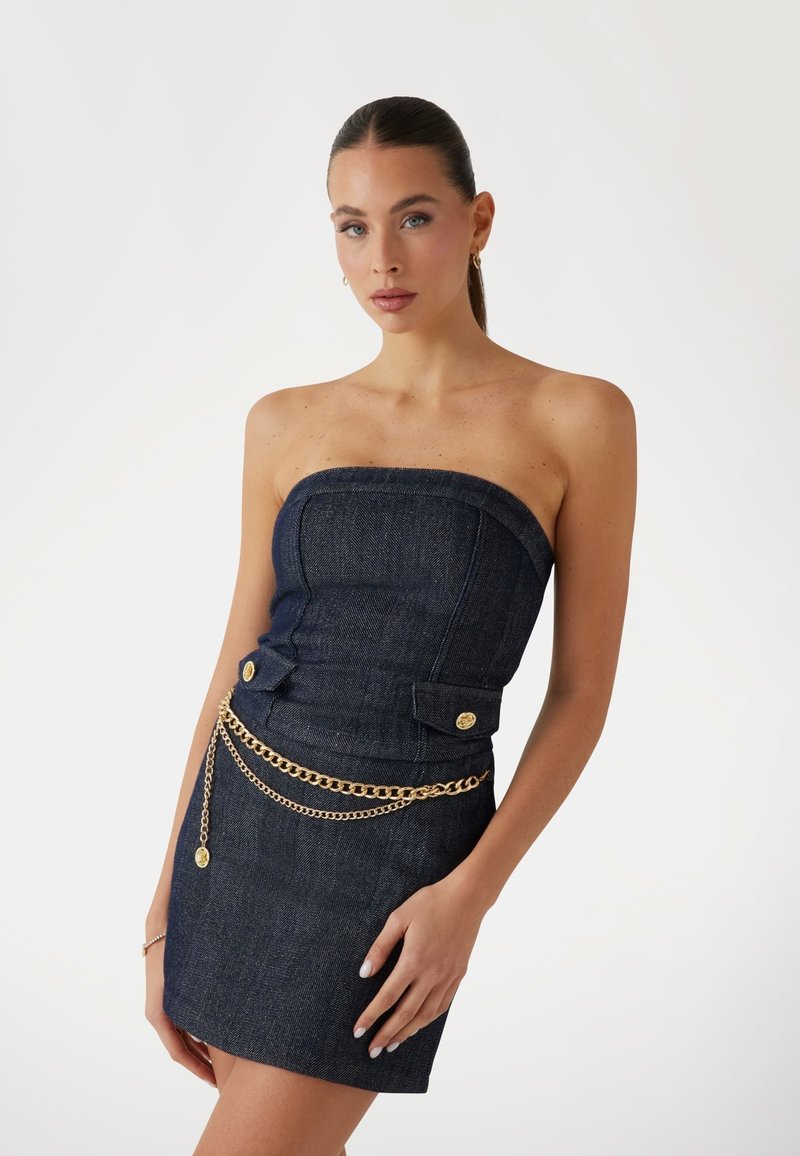Donkerblauwe denim strapless mini-jurk met een aansluitend lijfje, gouden knoopdetails en een kettingaccent op de taille. Glad textuur.