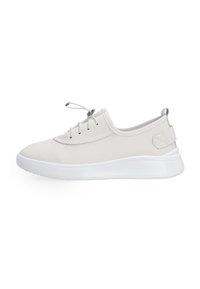 Witte sneaker met een gestructureerde bovenkant, vetersluiting, ronde neus en een platte, witte rubberen zool. Heeft een klein accent op de achterkant.