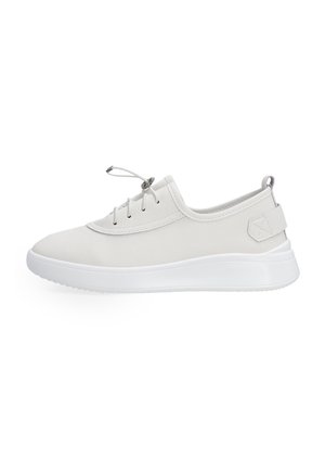Weißer Sneaker mit strukturiertem Obermaterial, Schnürdesign, runder Zehenpartie und flacher, weißer Gummisohle. Verfügt über einen kleinen Akzent an der Ferse.