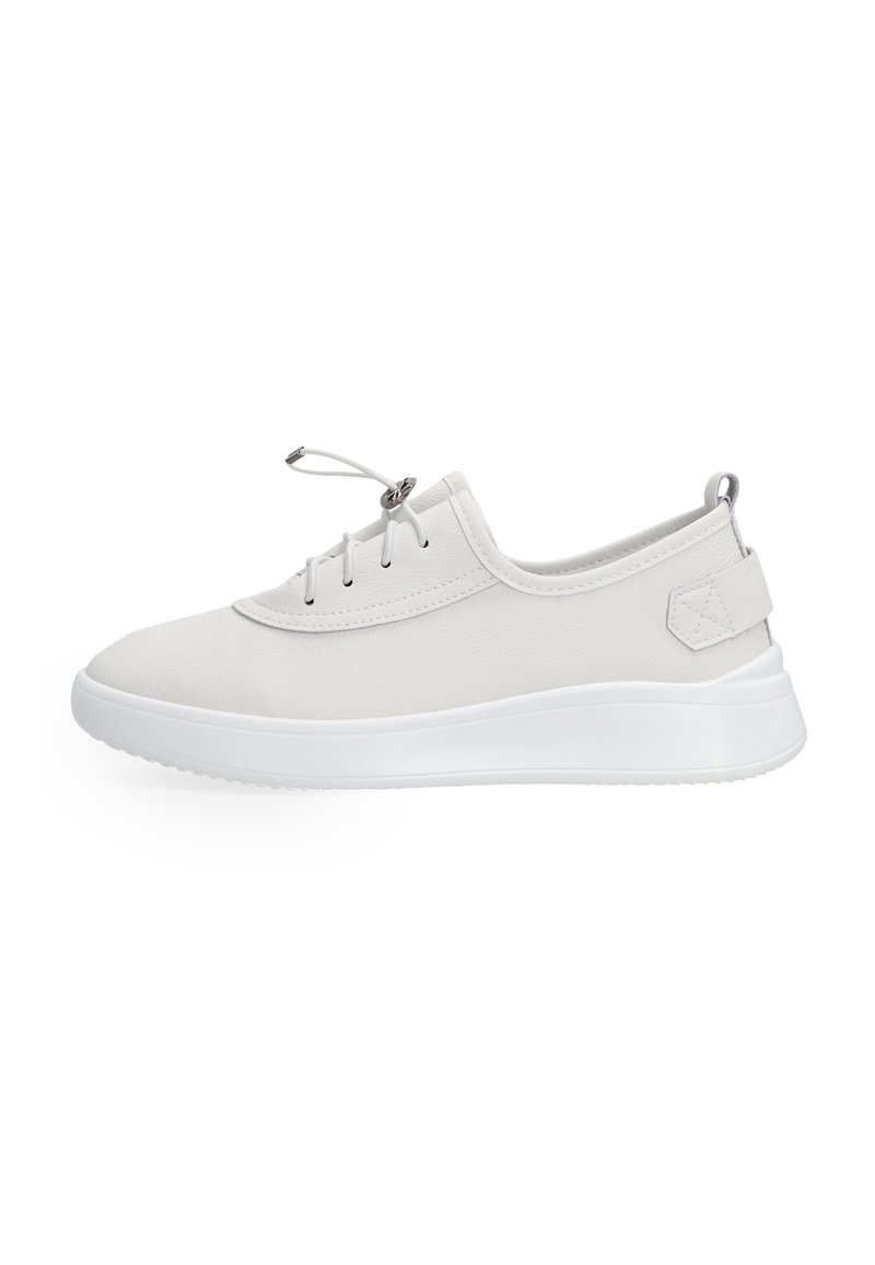 Witte sneaker met een gestructureerde bovenkant, vetersluiting, ronde neus en een platte, witte rubberen zool. Heeft een klein accent op de achterkant.