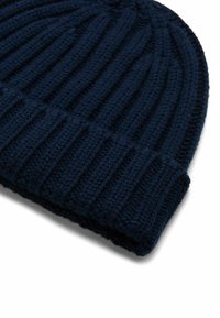 Bonnet en tricot bleu marine avec texture côtelée, présentant un revers replié et une construction en fil épais et doux.