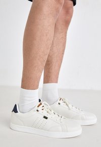 Unselected, off white