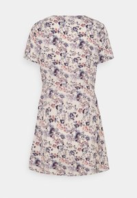 Květinové šaty s krátkými rukávy, s pastelovým pozadím a různými vzory květin v purpurové a růžové barvě, s vypasovaným pasem a rozšířenou sukní.