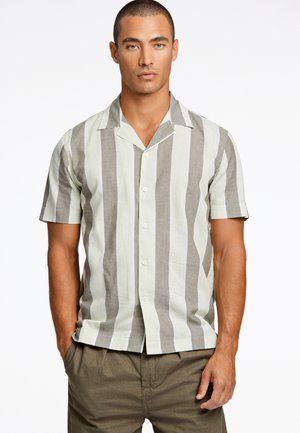 Camicia a maniche corte con bottoni in strisce verde chiaro e grigie, con colletto a contrasto, texture liscia e chiusura a cinque bottoni.
