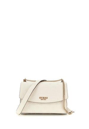 Bolso de mano de imitación cuero blanco con un patrón floral en relieve, herrajes en tono dorado, correa de cadena y cuero, y cierre de solapa en la parte frontal.